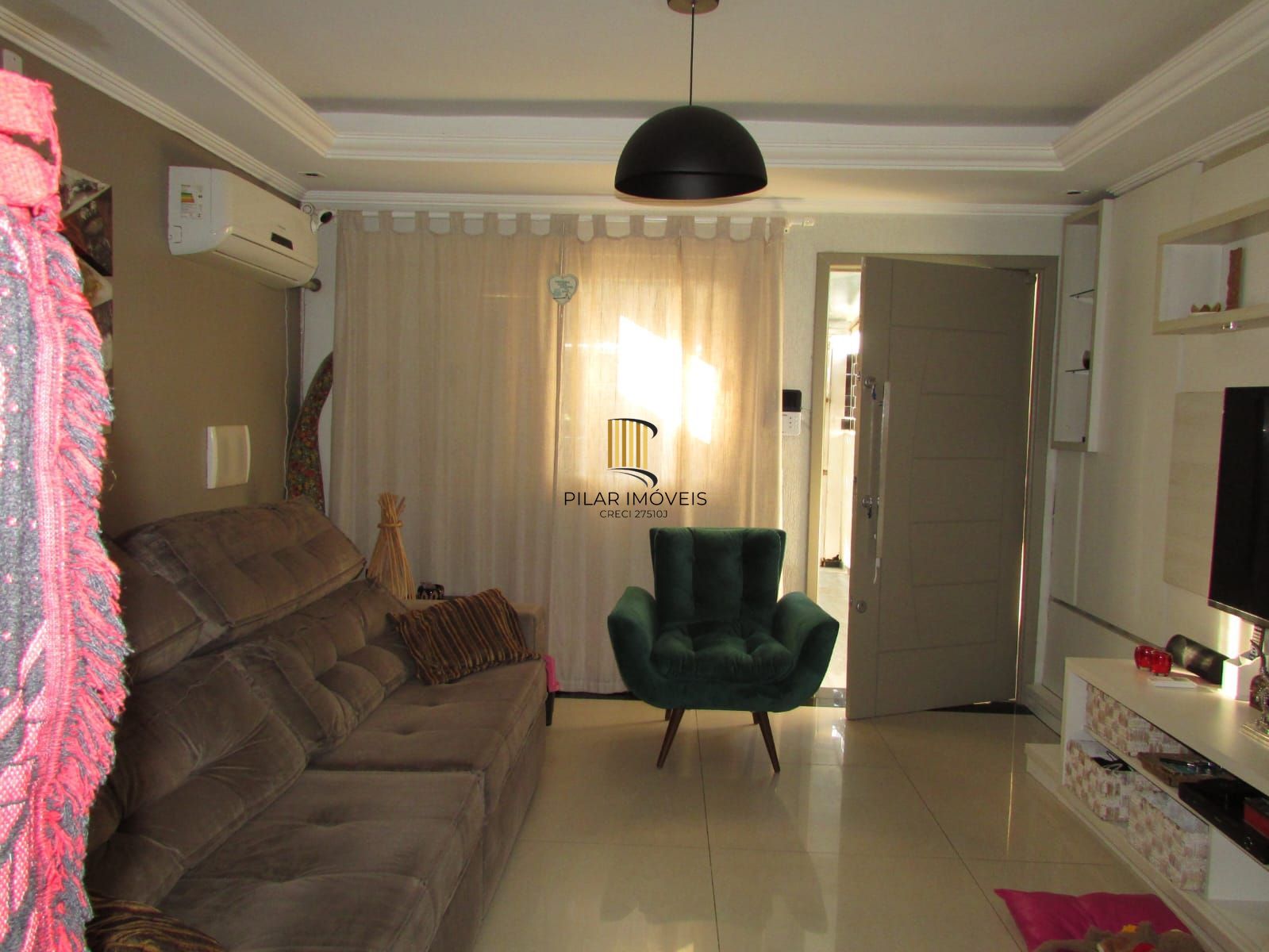 Casa na Zona sul de Porto Alegre com 02 dormitórios e pátio.