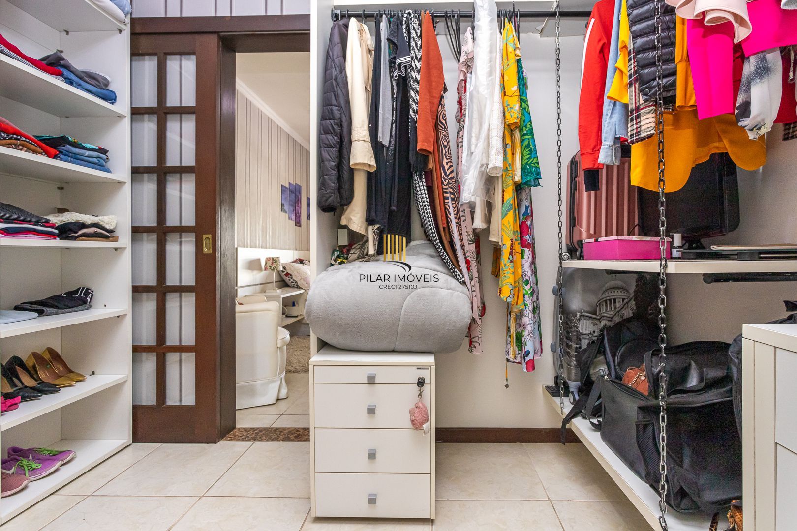 Casa de 272m², 4 dormitórios, 2 suítes e 4 vagas de garagem, no bairro Ipanema, próxima à orla do Guaíba.