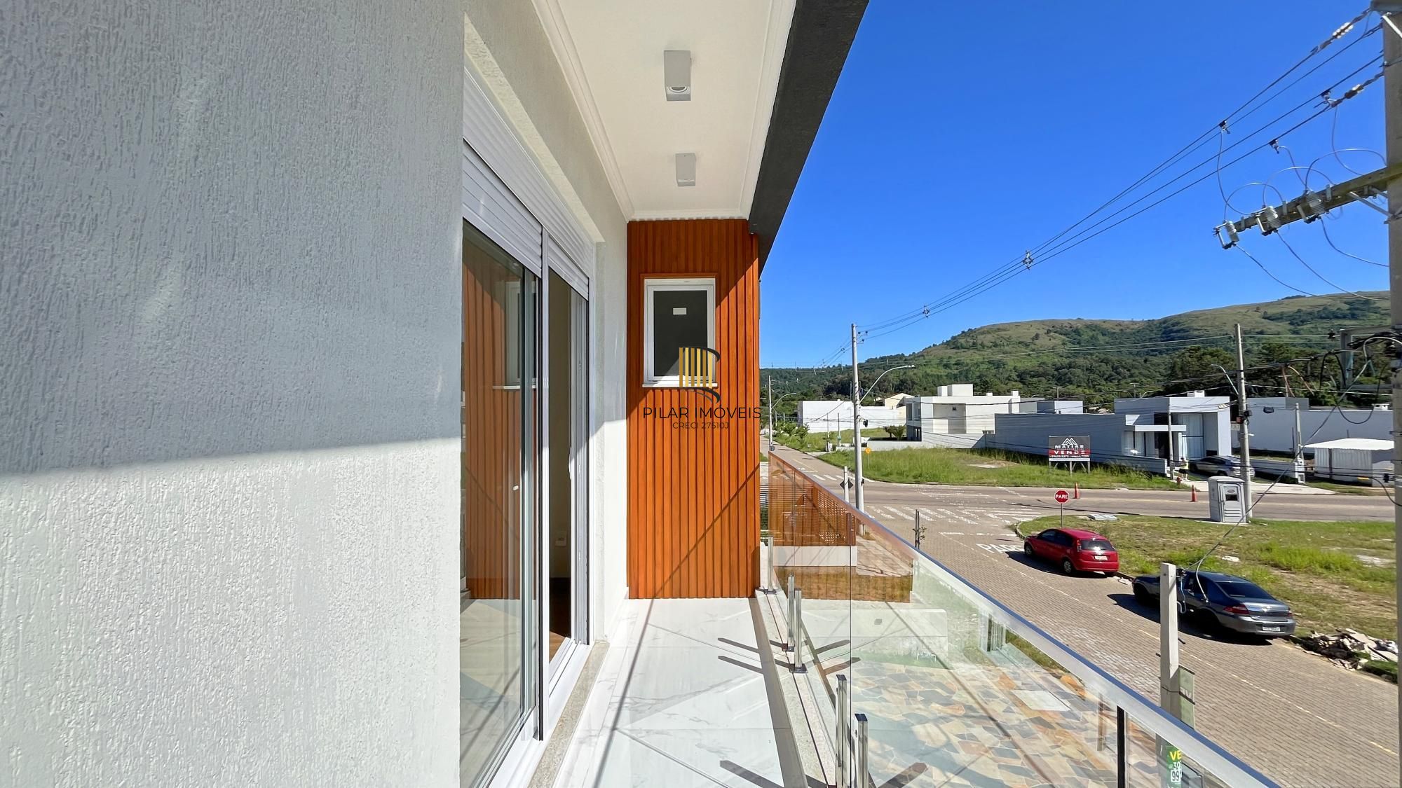 Casa em Porto Alegre, no bairro Hípica, com 3 dormitório(s), e 3 banheiros, à venda.
