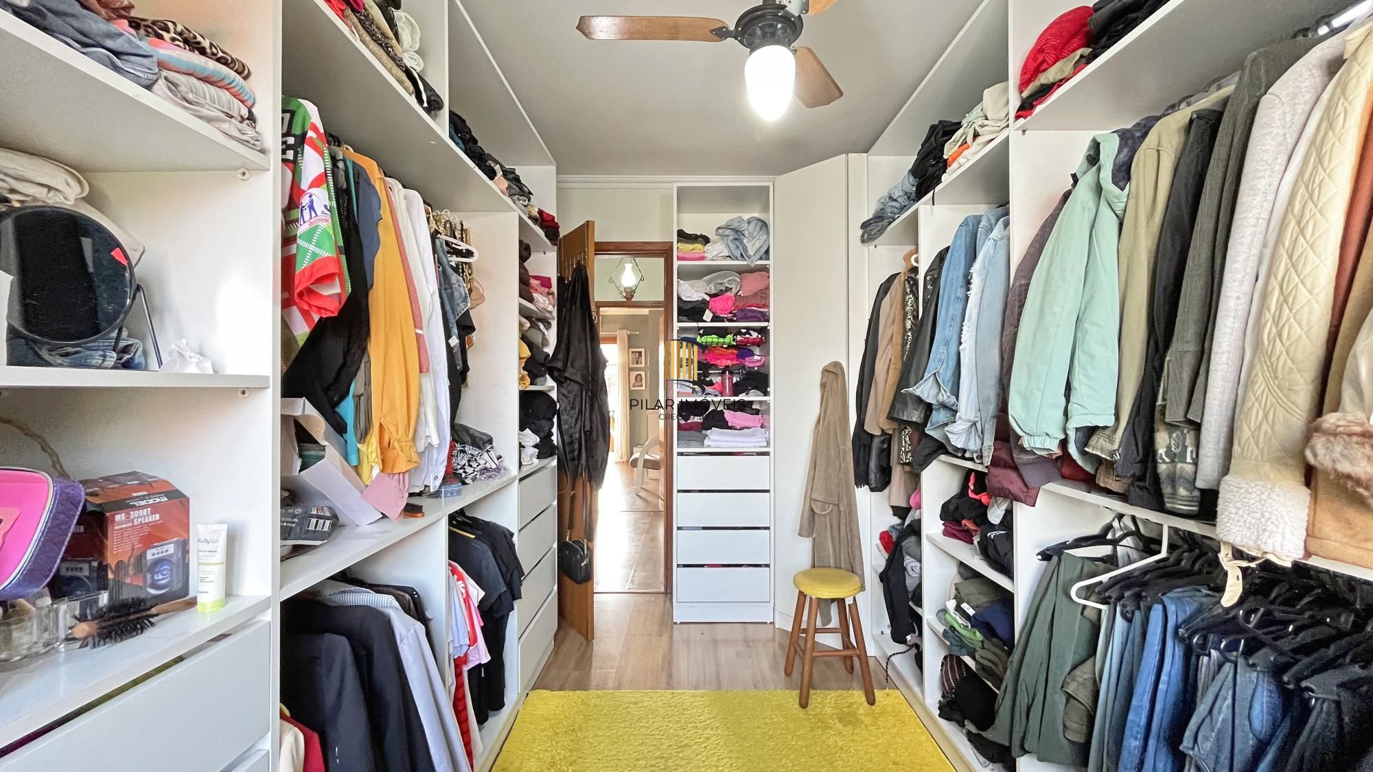 Casa em Porto Alegre, no bairro Hípica, com 3 dormitório(s), e 3 banheiros, à venda.