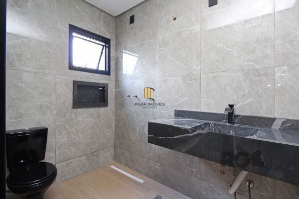Casa em Porto Alegre, no bairro Hípica, com 3 dormitório(s), e 3 banheiros, à venda.