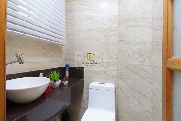Casa Condominio em Porto Alegre, no bairro Ipanema, com 3 dormitório(s), e 3 banheiros, à venda.
