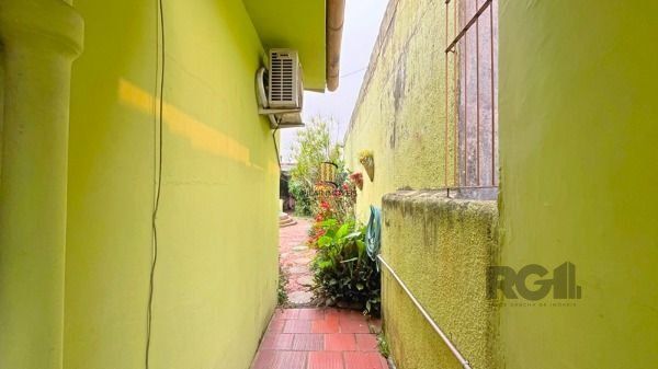 Casa em Porto Alegre, no bairro Ipanema, com 4 dormitório(s), e 4 banheiros, à venda.
