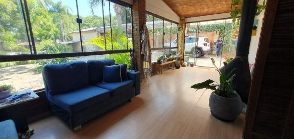 Sítio em Porto Alegre, no bairro Restinga, com 2 dormitório(s), e 2 banheiros, à venda.