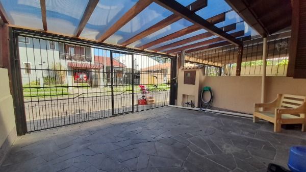 Casa em Porto Alegre, no bairro Hípica, com 3 dormitório(s), à venda.