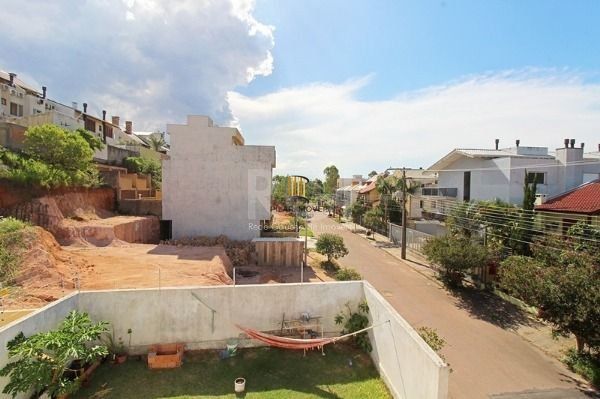 Casa em Porto Alegre, no bairro Aberta dos Morros, com 3 dormitório(s), e 3 banheiros, à venda.
