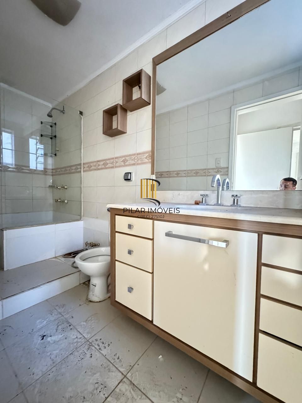 Em frente ao estádio beira Rio, apartamento 2 D , com 79m²,semi mobiliado.