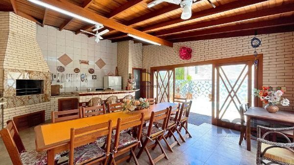Casa em Porto Alegre, no bairro Ipanema, com 3 dormitório(s), e 3 banheiros, à venda.