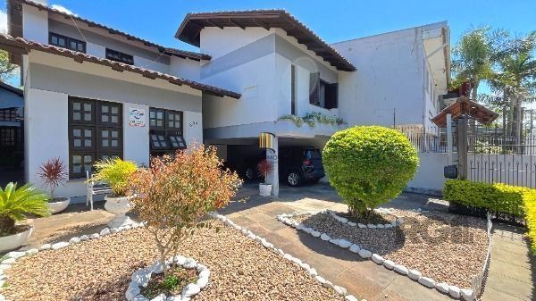 Casa 4 dormitórios no bairro Camaquã