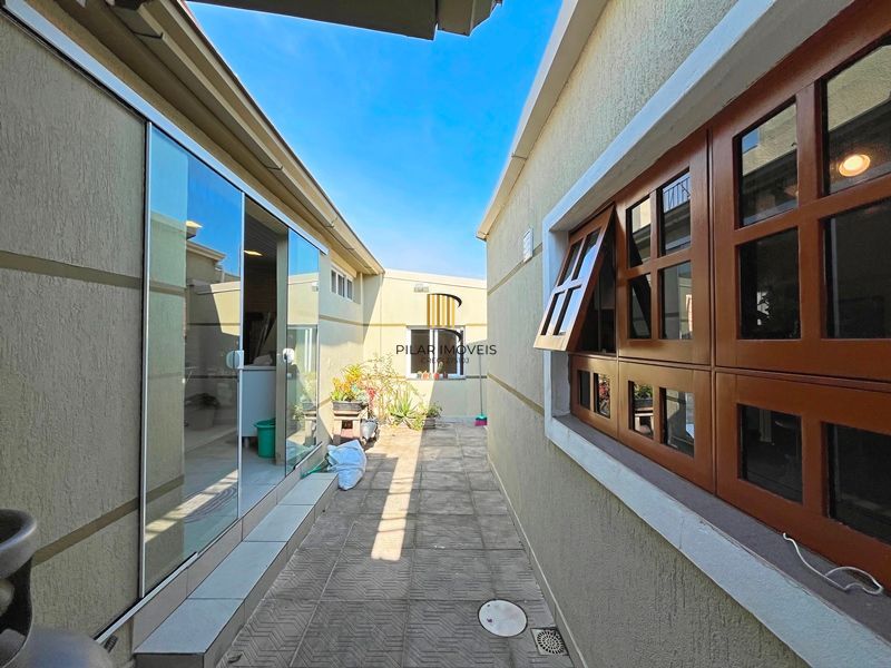 Ótima casa térrea com 4D, piscina e garagem fechada para 2 carros no Jardim Medianeira.