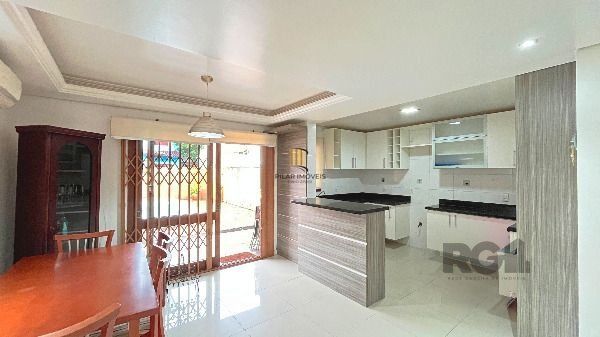 Casa em Porto Alegre, no bairro Hípica, com 3 dormitório(s), e 3 banheiros, à venda.