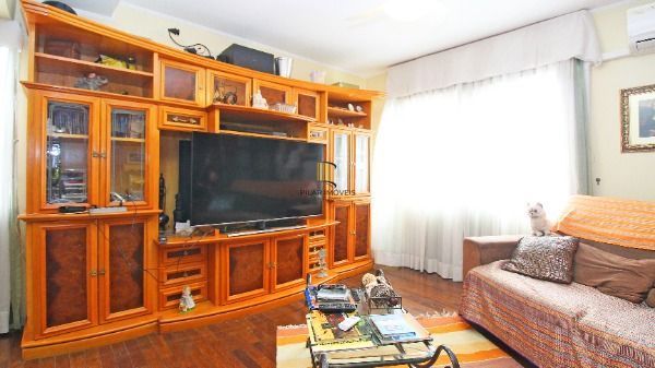 Cobertura em Porto Alegre, no bairro Petrópolis, com 3 dormitório(s), e 3 banheiros, à venda.