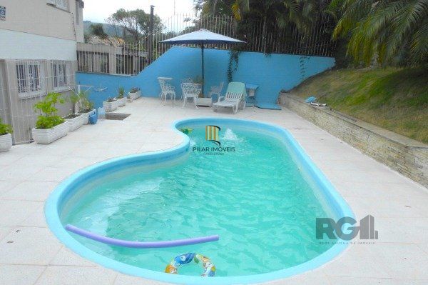 Casa em Porto Alegre, no bairro Espirito Santo, com 3 dormitório(s), e 3 banheiros, à venda.
