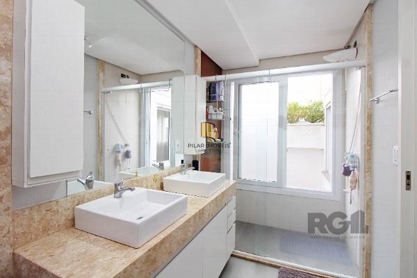 Casa em Porto Alegre, no bairro Hípica, com 3 dormitório(s), e 3 banheiros, à venda.