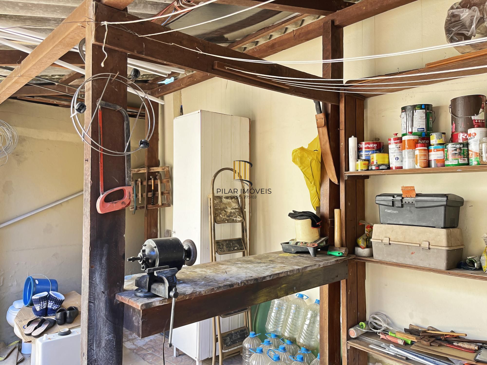 Ótima casa 2 dormitórios, 2 vagas, em rua calma no bairro.