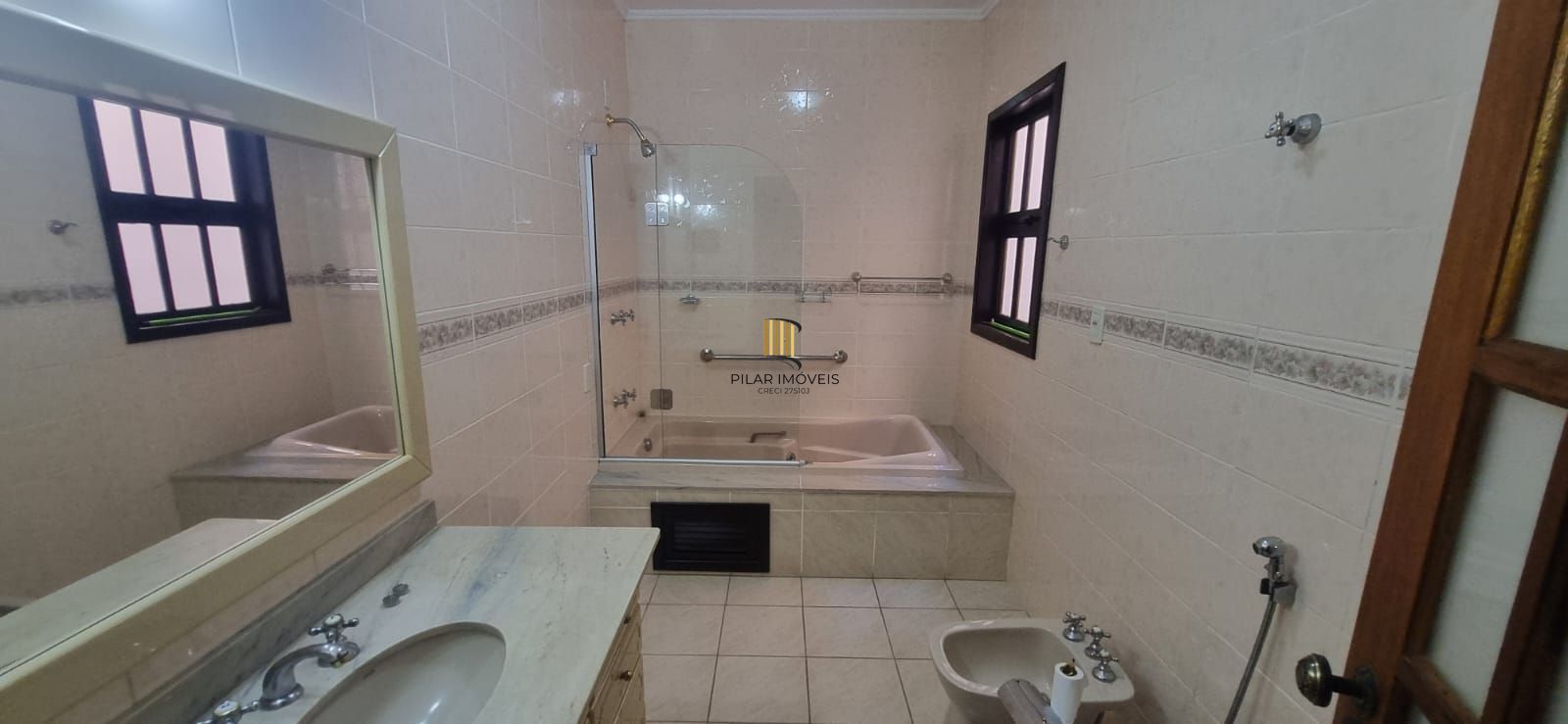 Ótima casa com 3 dormitórios sendo 1suíte e garagem para 4 carros.