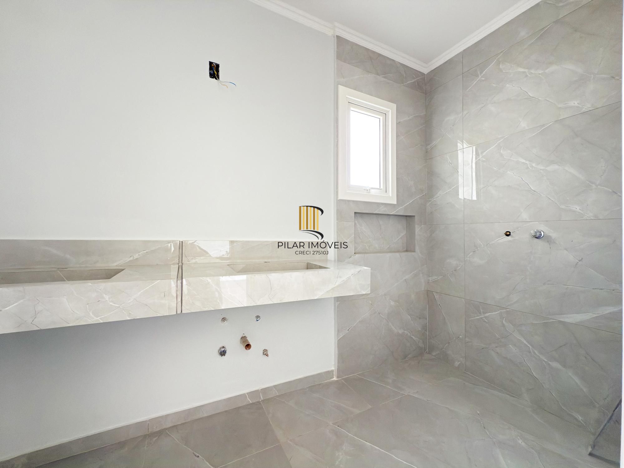 Casa 4 dormitórios( 1 dorm térreo) no Condomínio Villa Amalfi, na zona sul de Porto Alegre.