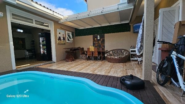 Casa em Porto Alegre, no bairro Hípica, com 3 dormitório(s), e 3 banheiros, à venda.