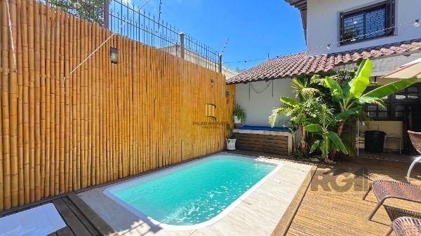 Casa 4 dormitórios no bairro Camaquã