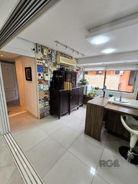Apartamento em Porto Alegre, no bairro Auxiliadora, com 4 dormitório(s), e 4 banheiros, à venda.