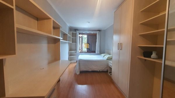 Casa em Porto Alegre, no bairro Ipanema, com 3 dormitório(s), e 3 banheiros, à venda.