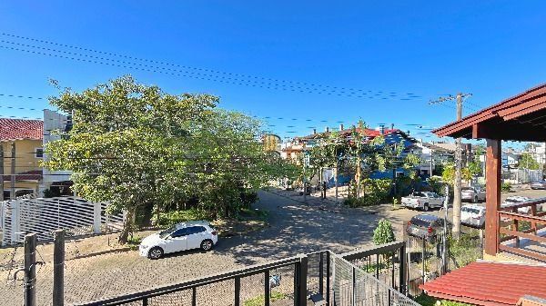 Casa em Porto Alegre, no bairro Hípica, com 3 dormitório(s), e 3 banheiros, à venda.