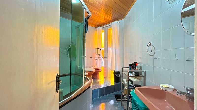 Casa de esquina com 285m², 3 dormitórios, sendo 1 suites, 4 vagas - amplo pátio com piscina,  Residencial Bahamas