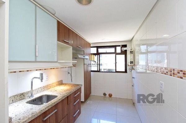 Apartamento 83m² - 3 dormitórios, 1 suíte, sacada e 1 vaga de garagem no bairro Camaquã