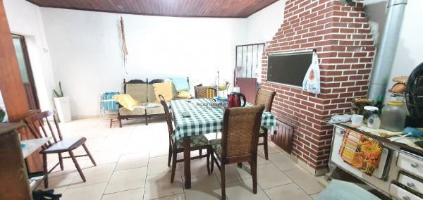 Casa em Porto Alegre, no bairro Belém Novo, com 2 dormitório(s), e 2 banheiros, à venda.