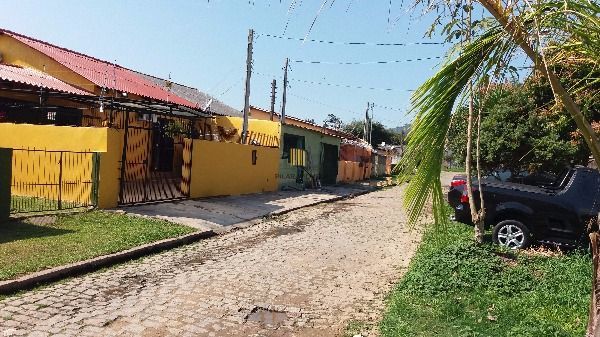 Casa para Venda - 130m², 3 dormitórios, 2 vagas - Restinga