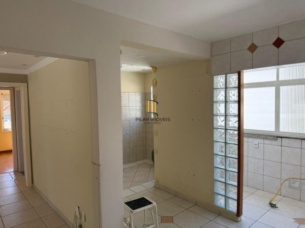 Apartamento em Porto Alegre, no bairro Azenha, com 2 dormitório(s), e 2 banheiros, à venda.
