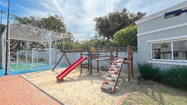 Casa em Porto Alegre, no bairro Vila Nova, com 2 dormitório(s), e 2 banheiros, à venda.