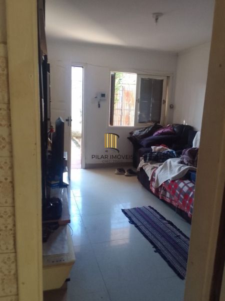 Casa em Porto Alegre, no bairro Guarujá, com 2 dormitório(s), e 2 banheiros, à venda.
