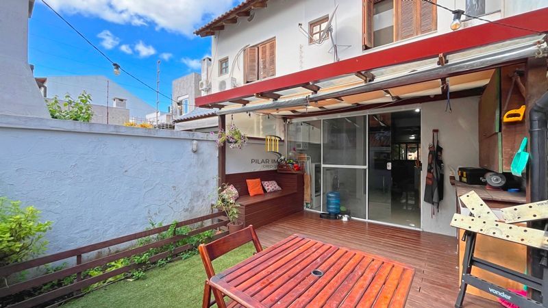 Casa 2 dormitórios no bairro Guarujá