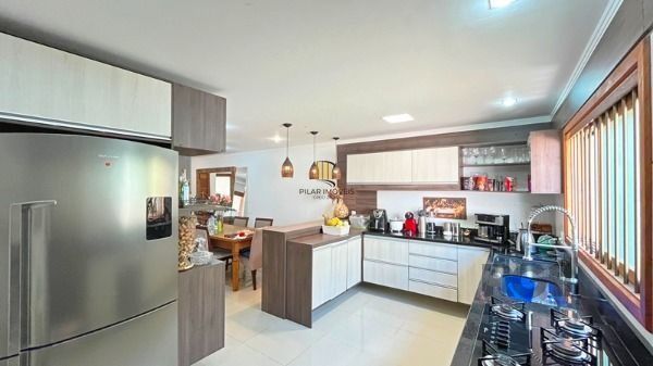 Casa em Porto Alegre, no bairro Tristeza, com 3 dormitório(s), e 3 banheiros, à venda.