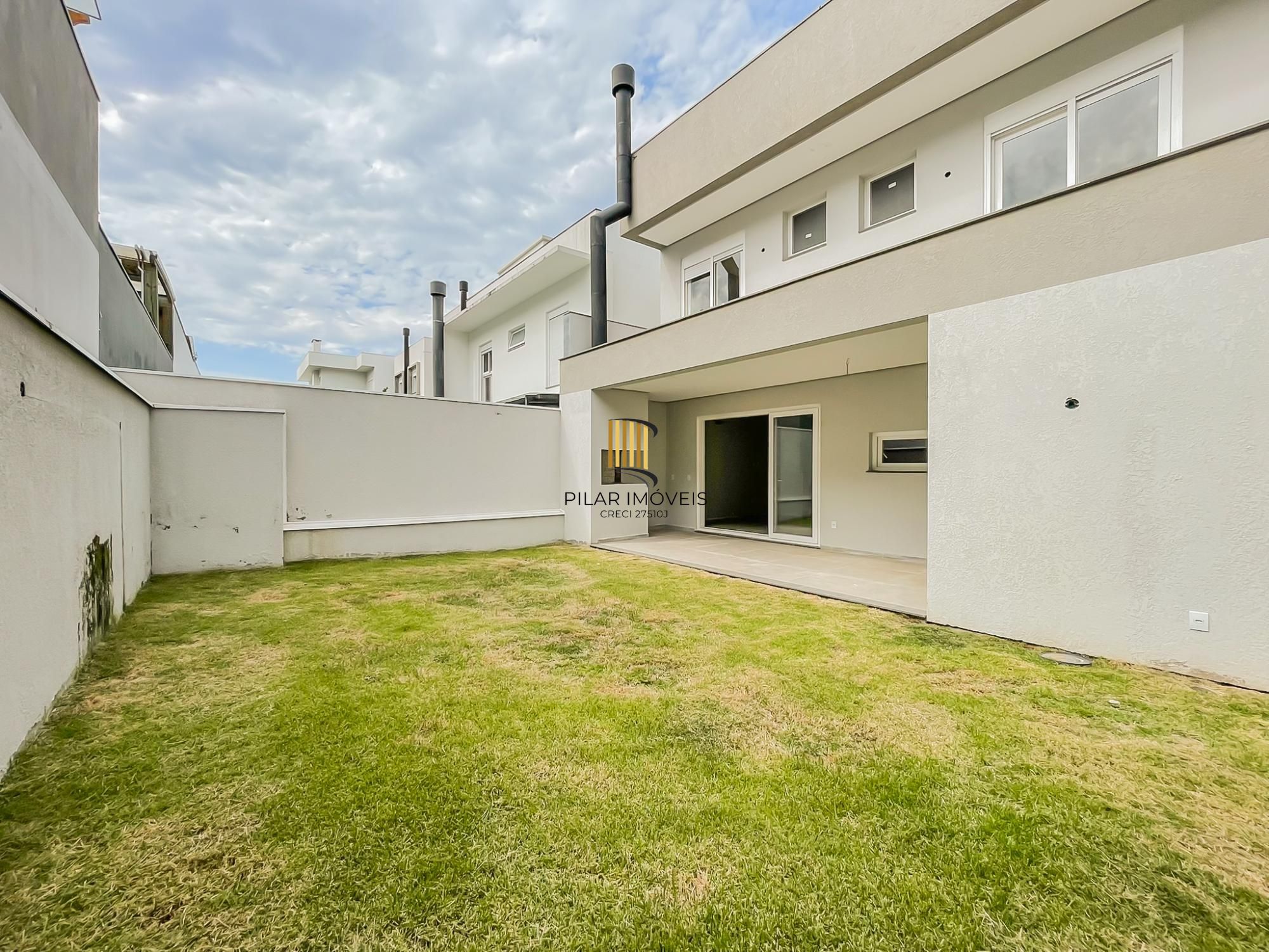 No Mirante do Lago, excelente residência com 3 suítes