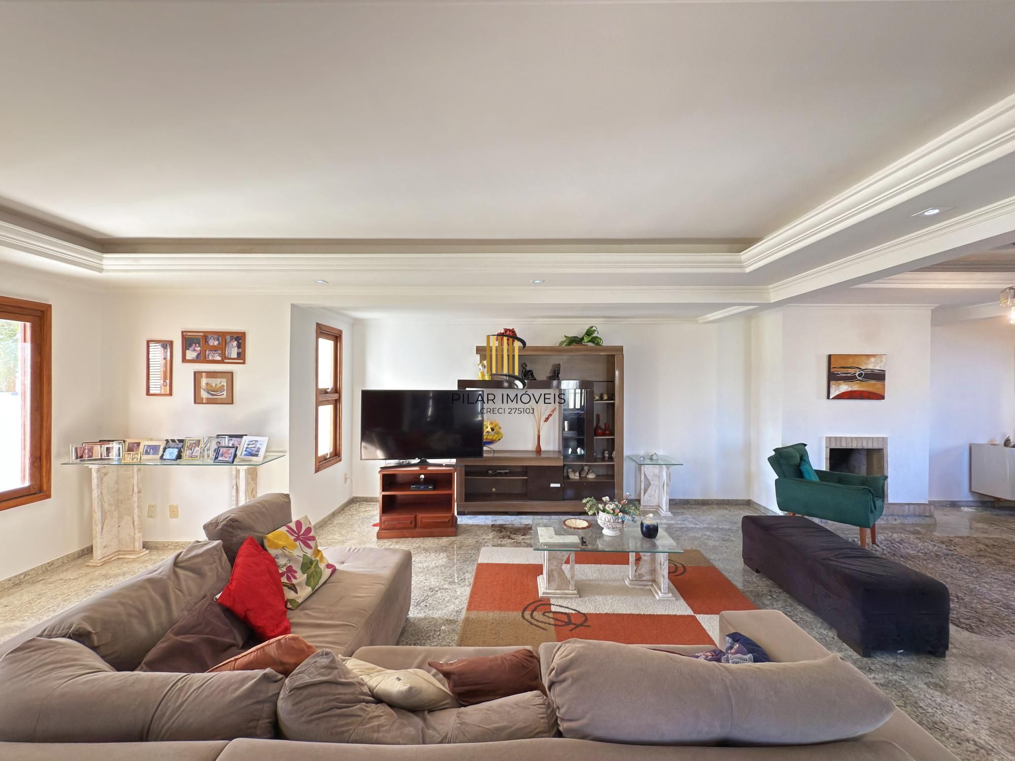 Sobrado a venda no Bairro Hipica de Porto alegre com 04 dormitórios sendo 01 suite