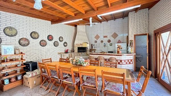 Casa em Porto Alegre, no bairro Ipanema, com 3 dormitório(s), e 3 banheiros, à venda.