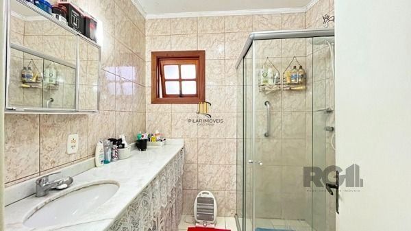 Casa em Porto Alegre, no bairro Ipanema, com 3 dormitório(s), e 3 banheiros, à venda.