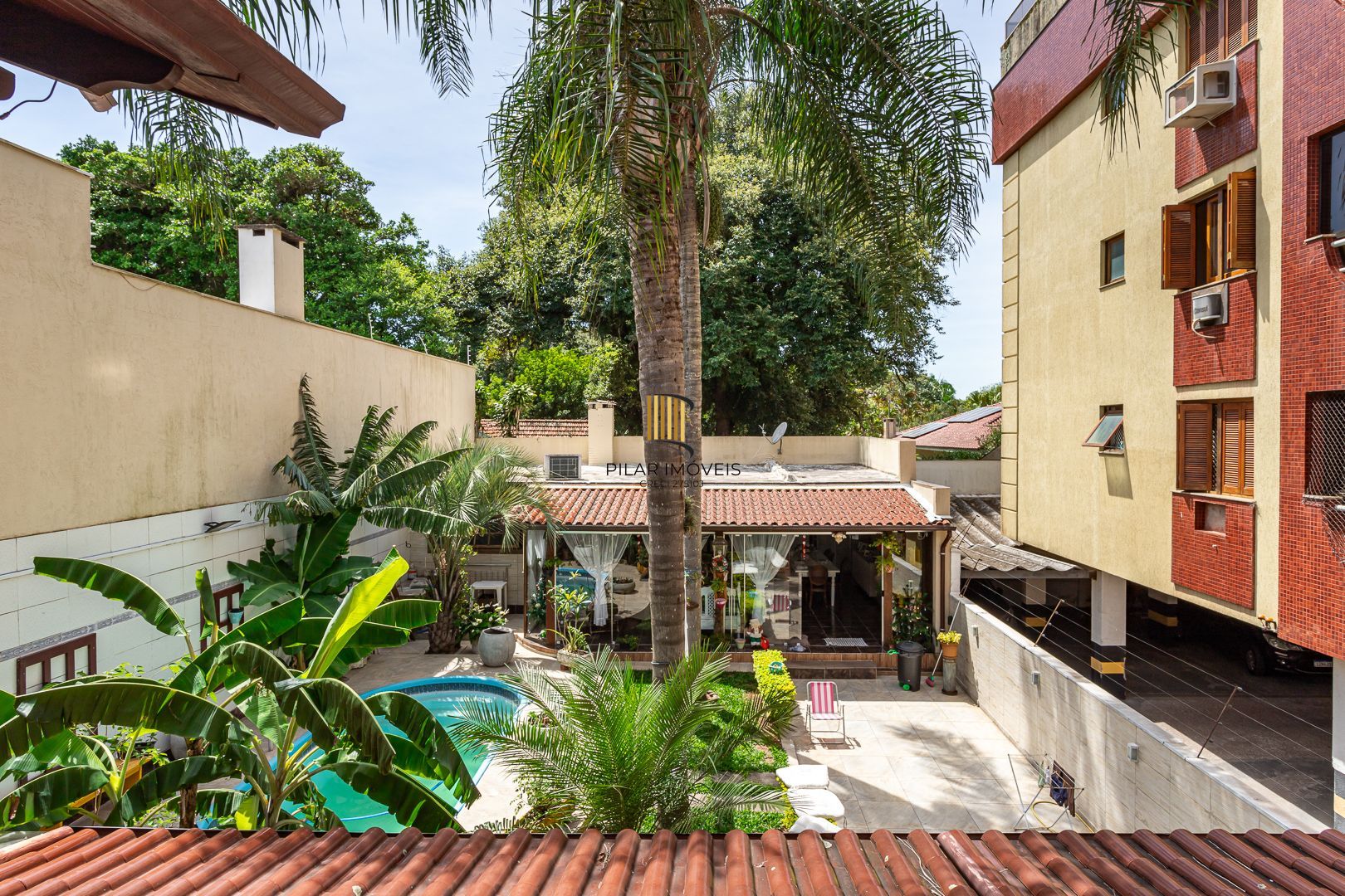 Casa de 272m², 4 dormitórios, 2 suítes e 4 vagas de garagem, no bairro Ipanema, próxima à orla do Guaíba.