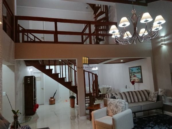 Casa em Porto Alegre, no bairro Espirito Santo, com 4 dormitório(s), e 4 banheiros, à venda.