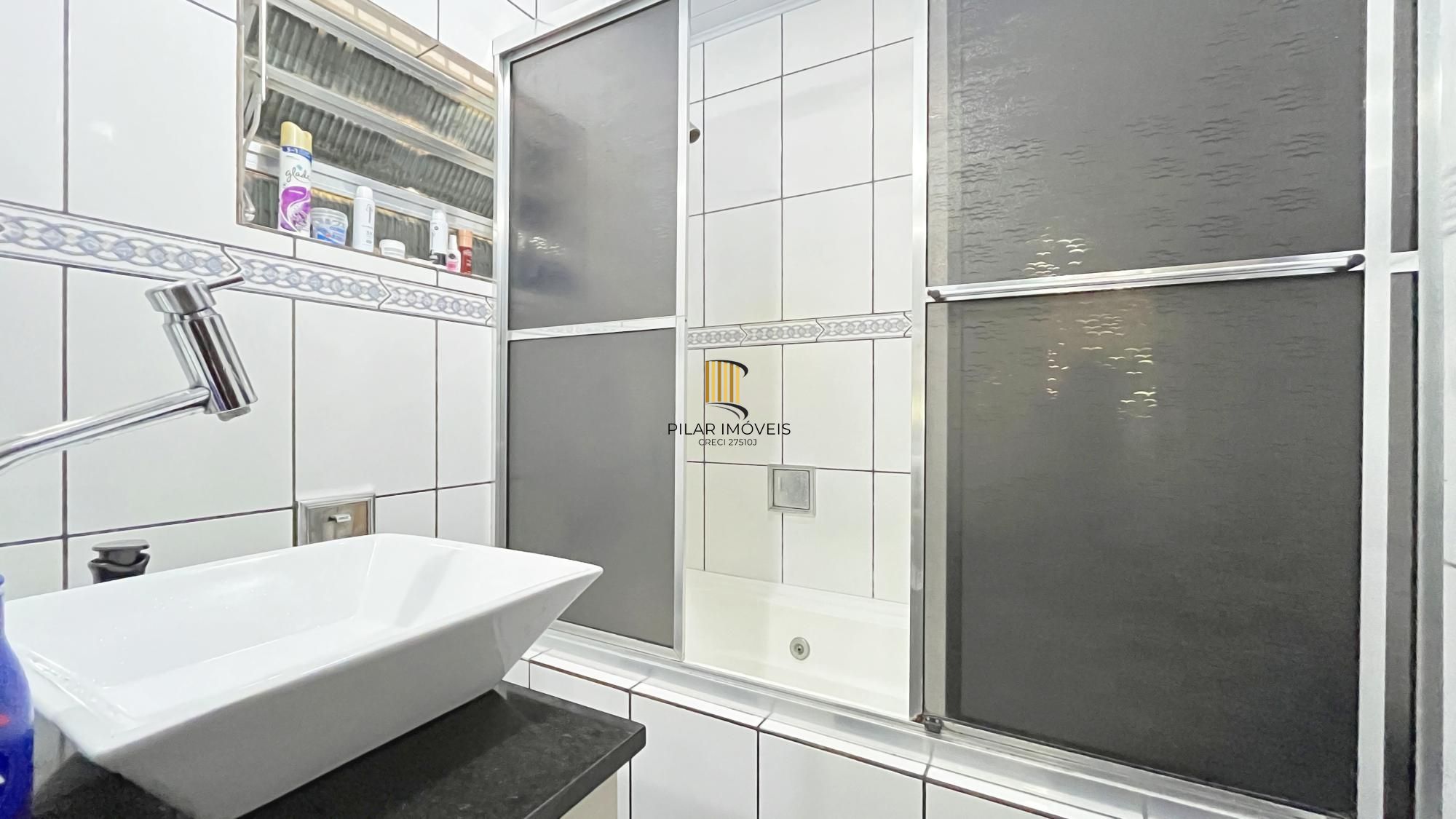 Casa em Porto Alegre, no bairro Vila Nova, com 3 dormitórios, 156 m² , 4 vagas.