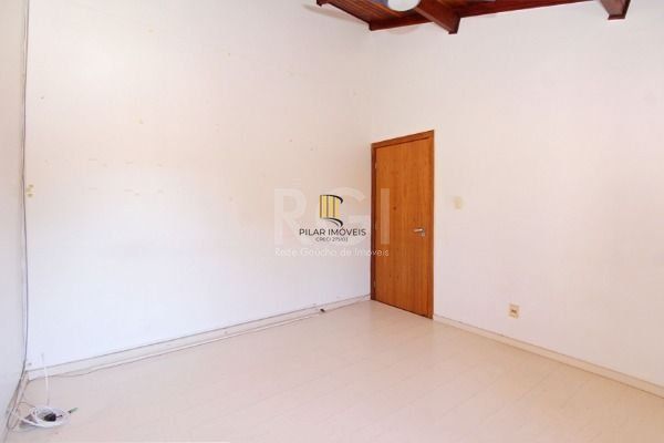 Casa em Porto Alegre, no bairro Ipanema, com 3 dormitório(s), e 3 banheiros, à venda.