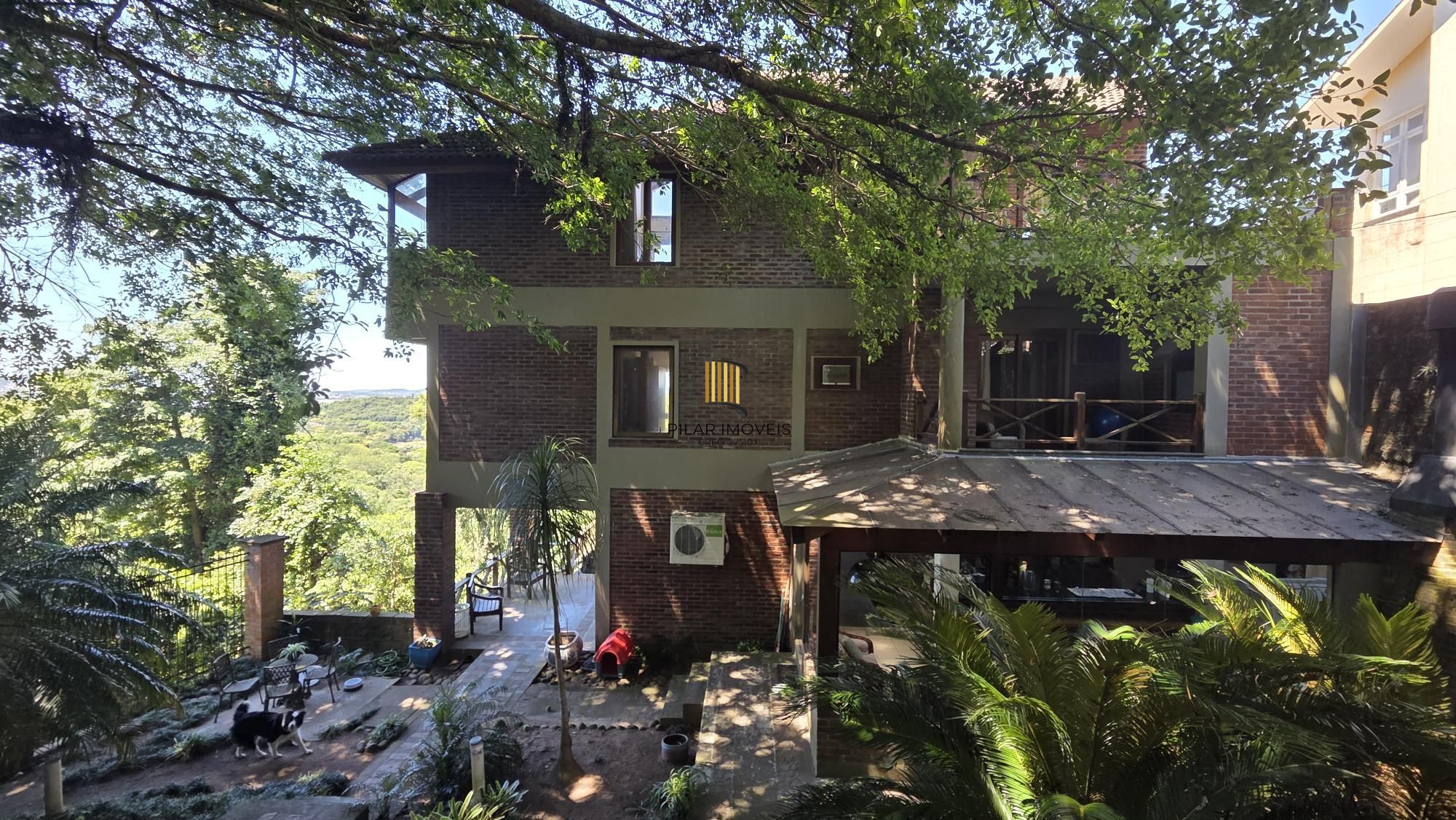 Belíssima residência com 4 dormitórios, 2 suítes com closet e vista deslumbrante para o Guaíba.