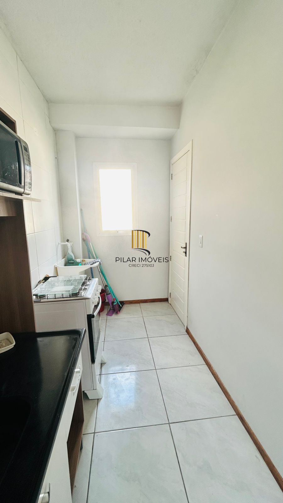 Apartamento 2 dormitórios com box e churrasqueira.