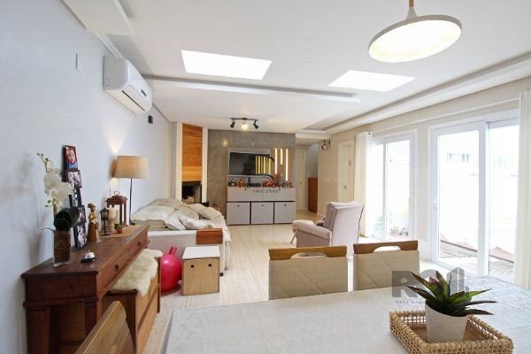 Casa em Porto Alegre, no bairro Hípica, com 3 dormitório(s), e 3 banheiros, à venda.