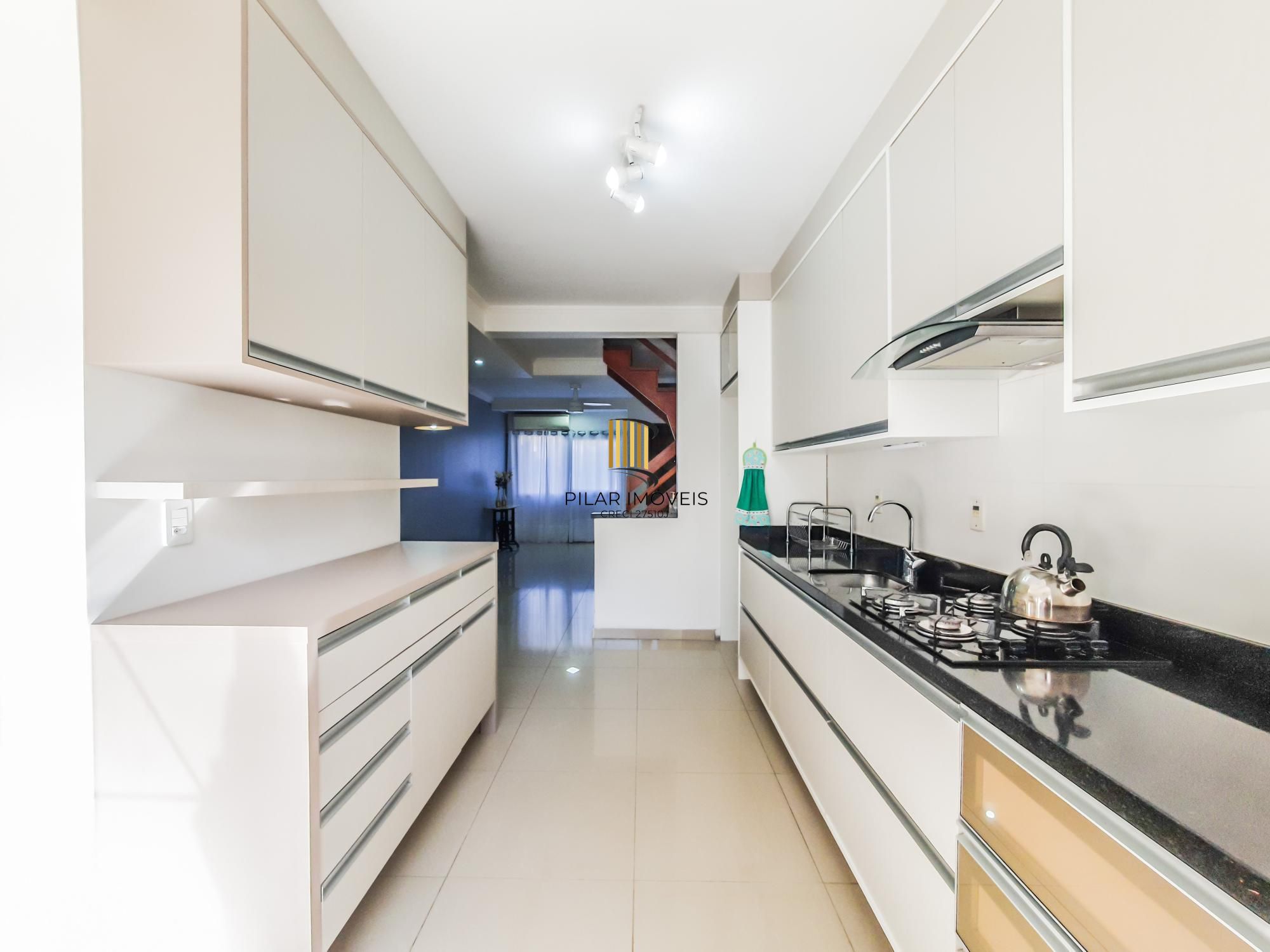 Otimo sobrado com 3 dormitórios sendo 2 suites no bairro Guaruja