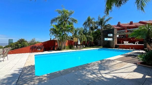 Casa Condominio em Porto Alegre, no bairro Cristal, com 4 dormitório(s), e 4 banheiros, à venda.