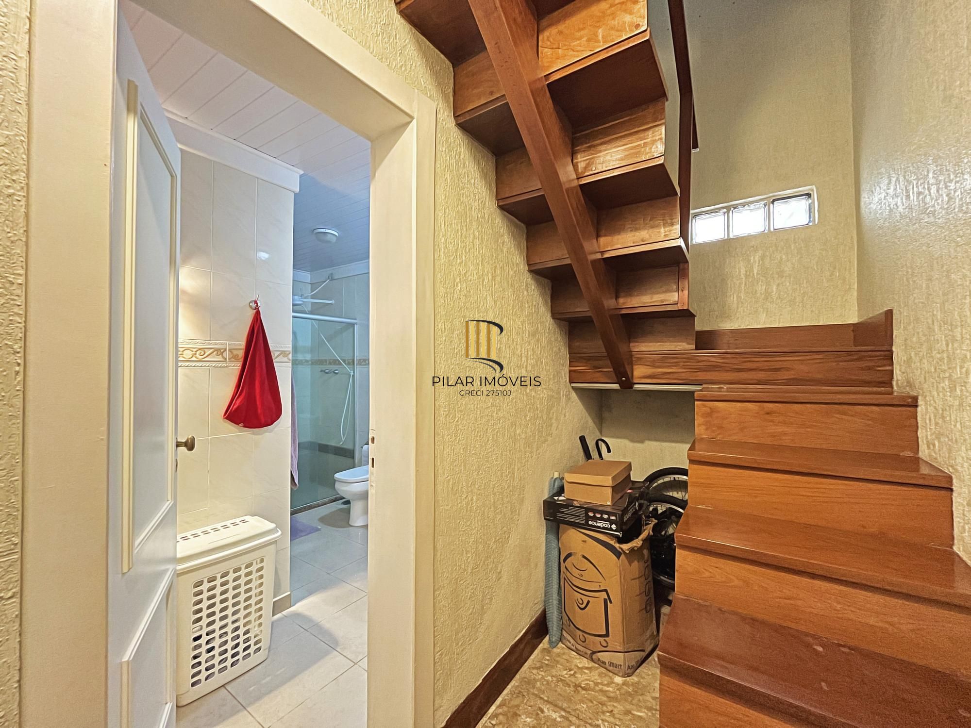 Ótima casa 2 dormitórios, 2 vagas, em rua calma no bairro.