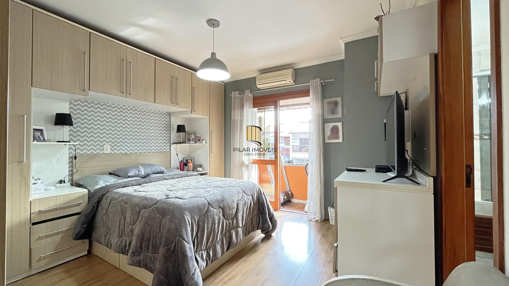 Casa em Porto Alegre, no bairro Hípica, com 3 dormitório(s), e 3 banheiros, à venda.